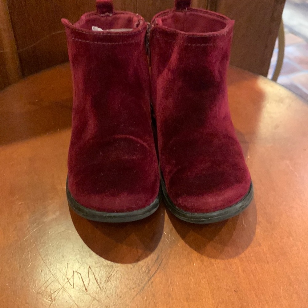 Girls Burgundy velvet ankle boots. Super cute. GUC